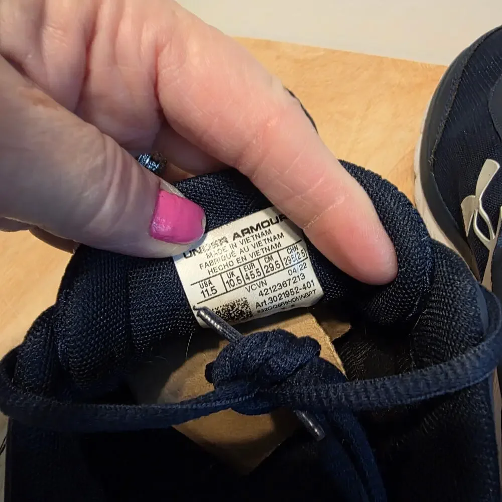 Men's Under Aurmour Charged assert 9 running Shoes Navy Blue Size 11.5